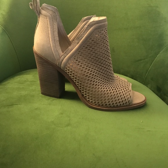 Vince Camuto Perforated Peep-Toe Booties 7.5 - Picture 5 of 6